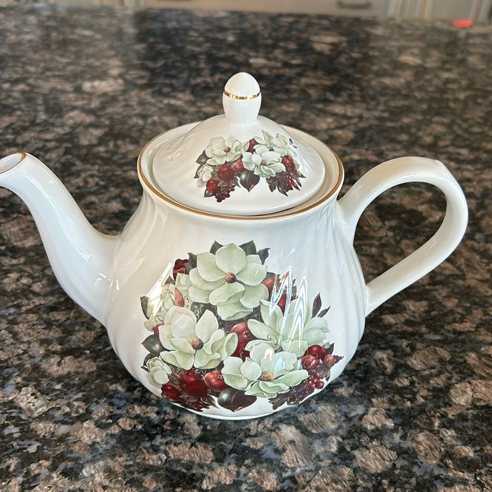 GOLDEN CROWN E&at  FINE CHINA MADE IN ENGLAN 6607 TEA POT
